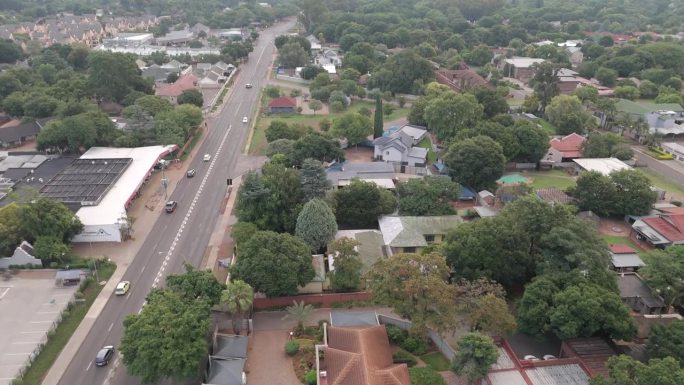 南非百夫长住宅区的主要道路鸟瞰图。