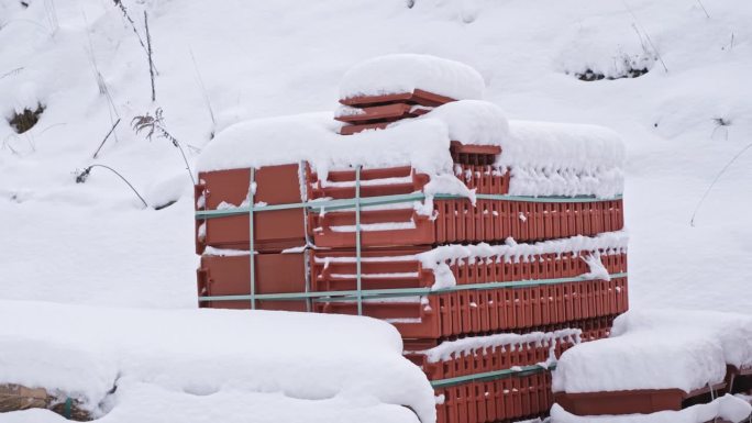 建筑工地积雪覆盖的现代红粘土屋顶瓦片