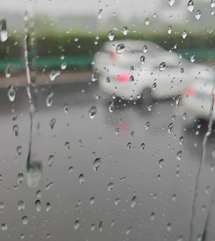 下雨天车窗外风景