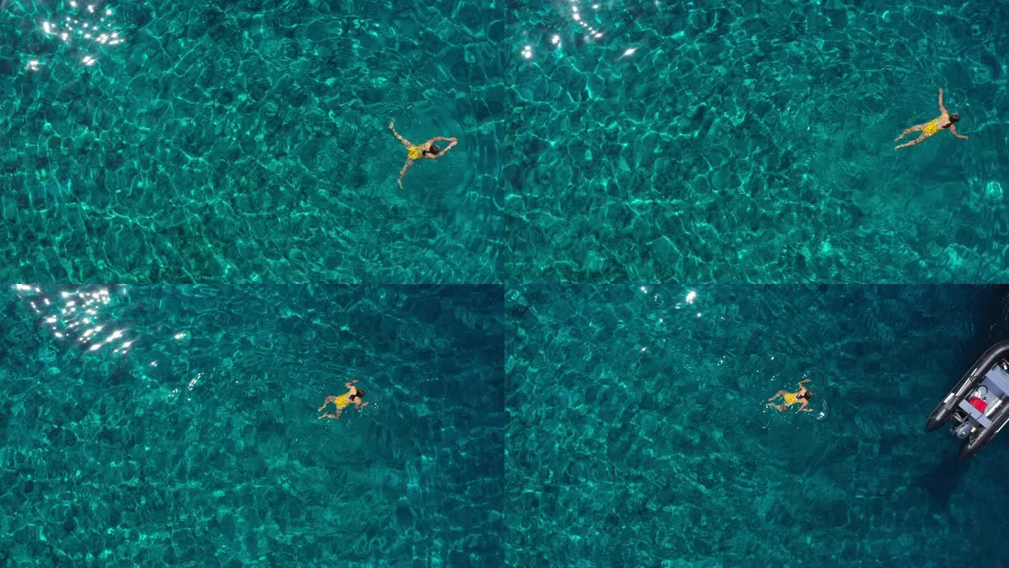 一名女子在海里游泳