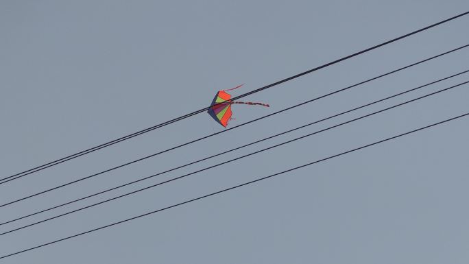 风筝落到电线上