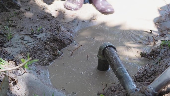 工人们钻探地下水直至找到水源的特写镜头。