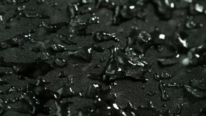 水滴在防水布上的超慢动作纹理细节。