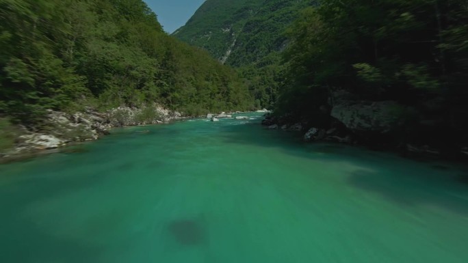 无人机在斯洛文尼亚Bovec的Soca翡翠色河上飞行。废票