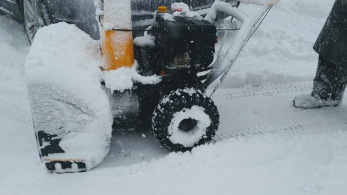 院子里的除雪设备配有内燃机