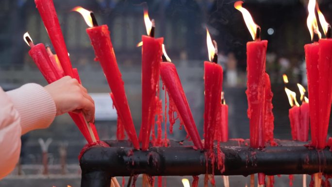 过年春节寺庙烧香祈祷