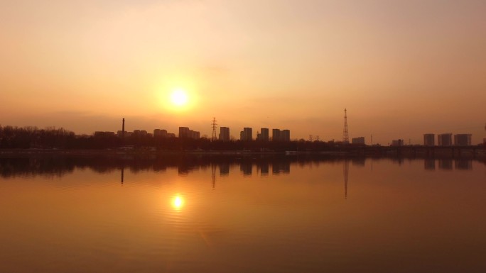 河边落日夕阳西下落日余晖河边水边水天一色