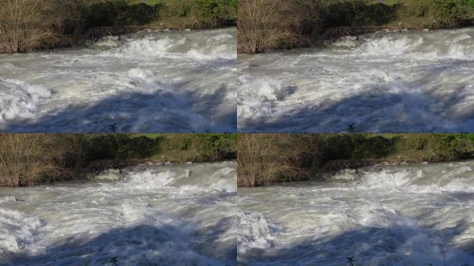 暴雨和洪水冲垮山谷后，河水暴涨。水从高山谷迅速流向平原。洪水中河流的一般竞赛