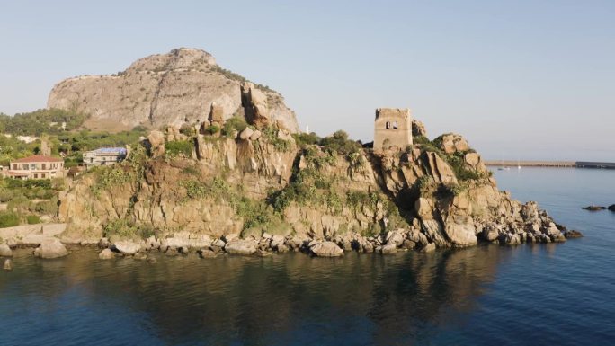 意大利西西里岛中世纪小镇Marina Cefalu鸟瞰图。有沙滩的海滨村庄，群山环绕。巴勒莫省帆船和