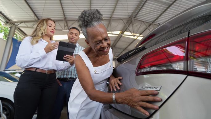 老妇人在买自动挡汽车