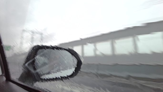 高速下雨天开车后视镜视角