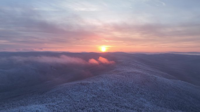 航拍大兴安岭雪色山林冻雾日出