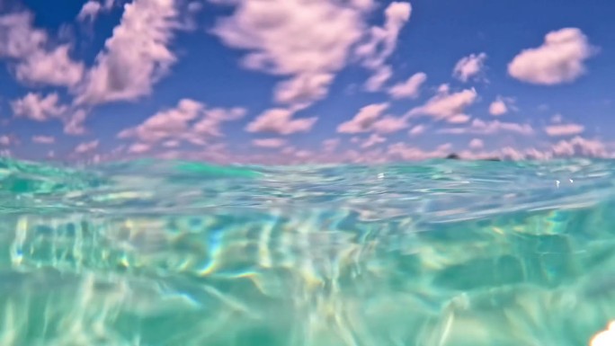 清澈碧绿的马尔代夫海水溢出来