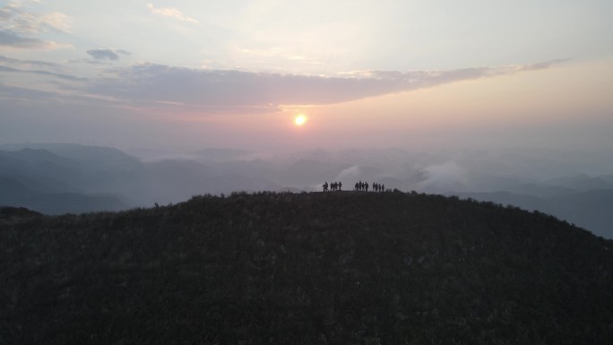 攀登山顶日出