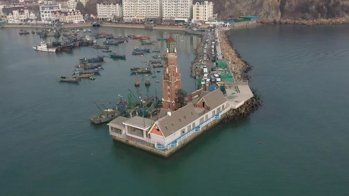 海岸灯塔 渔船码头渔船进港大连渔人码头