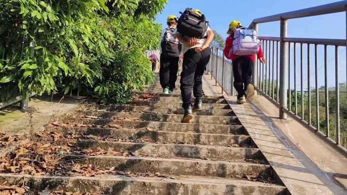 上石级小学生上学路上小朋友踏上阳光阶梯