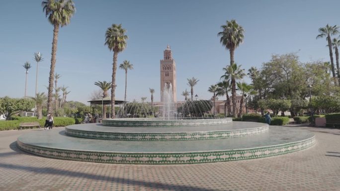 来自摩洛哥马拉喀什的阿拉·哈斯纳公园的库图比亚清真寺尖塔