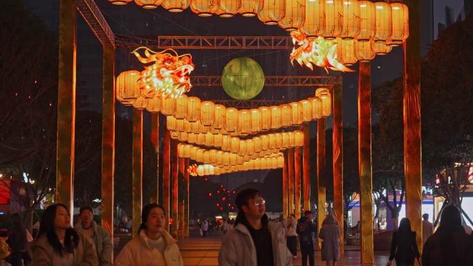 江北观音桥步行街龙年灯笼游客视频