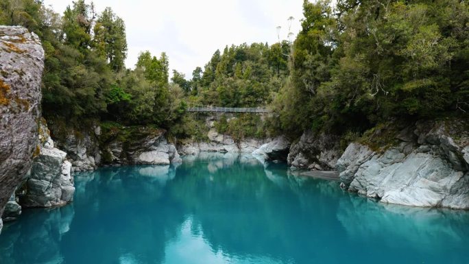 霍基蒂卡峡谷明亮的天空:迷人的库存镜头捕捉到这个标志性的新西兰景观充满活力的美丽。