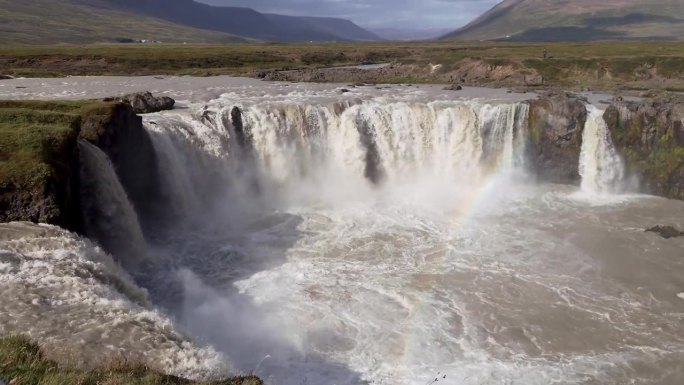 冰岛北部Godafoss瀑布的彩虹。-广角镜头