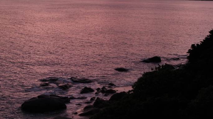 夕阳下粉色的海平面