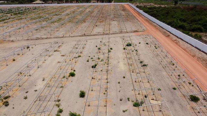 空中飞行在NAWEC Jambur太阳能光伏发电厂的空太阳能电池板阵列框架上