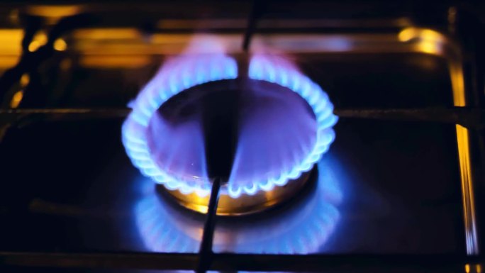 蓝色气体火焰燃烧。住户气体消耗量。天然气短缺和购买。气体储蓄。