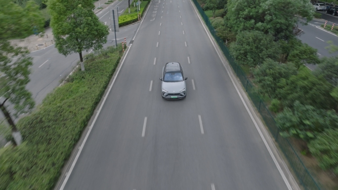 【4K】航拍新能源汽车行驶在城市道路上