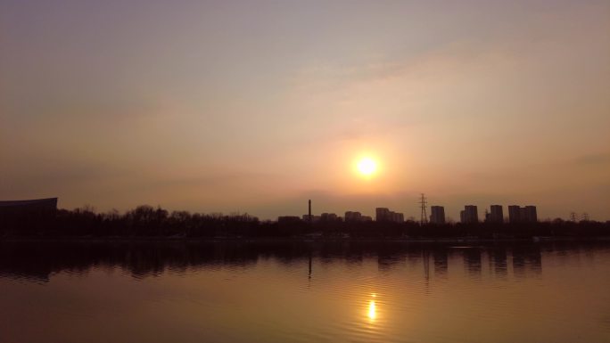 河边落日夕阳西下夜幕降临落日余晖水天一色