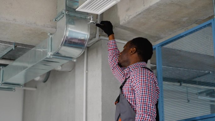 暖通空调工人安装通风和空调的管道系统
