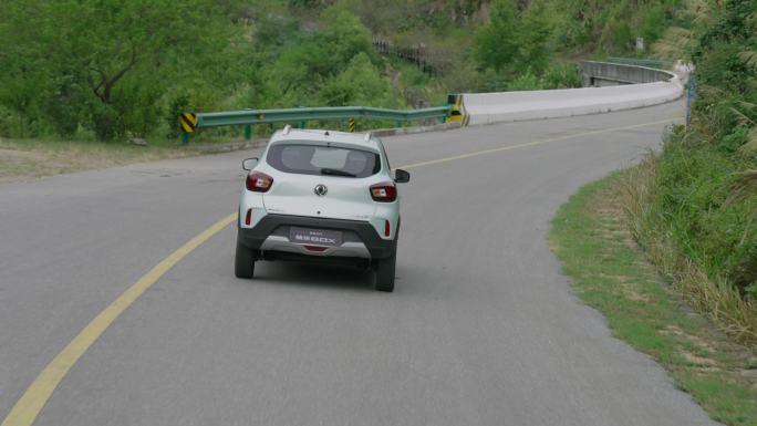 东风纳米Box新能源汽车在山路上行驶跟拍