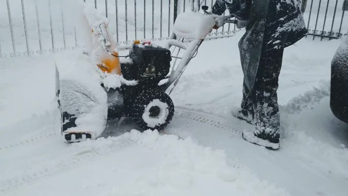 院子里的除雪设备配有内燃机