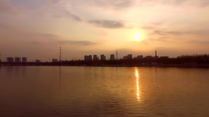 河边日出太远出来了水天一色太阳照在水面上