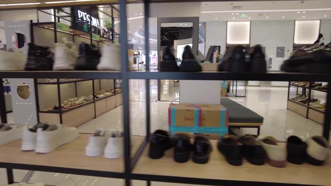 商场女鞋男鞋排列展示