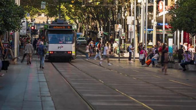 澳大利亚维多利亚州墨尔本南十字车站，市中心斯旺斯顿街，在高峰时段，拥挤的通勤者和游客乘坐电车的时间流
