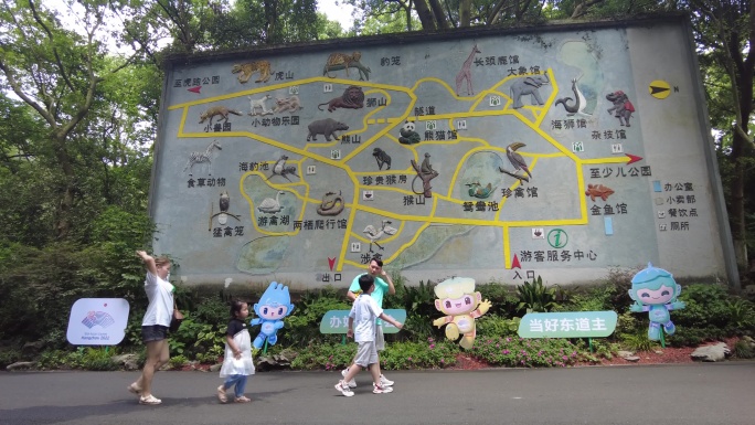 杭州动物园门口游客参观游玩