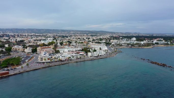 塞浦路斯帕福斯镇的景色。帕福斯是岛上古代历史和文化的中心。塞浦路斯帕福斯港的河堤。