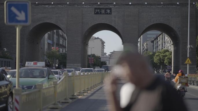 西安朱雀门车流人流