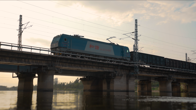 铁路物流运载火车过桥