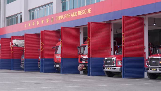 中国消防救援车库打开救援车驶出