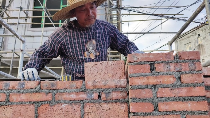 建房子垒墙砖扶贫宅基地建房建筑工人砌砖墙