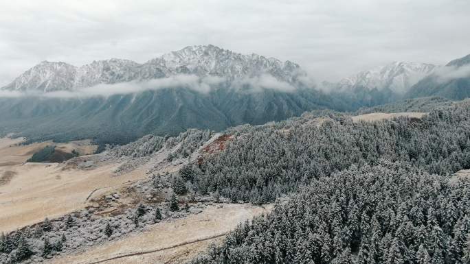 4K航拍甘肃张掖马蹄寺冬天雪山风光