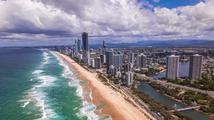 4K鸟瞰超延时镜头以上的主要海滩，宽海滩，冲浪者天堂天际线与豪华酒店和公寓海滩在黄金海岸，澳大利亚