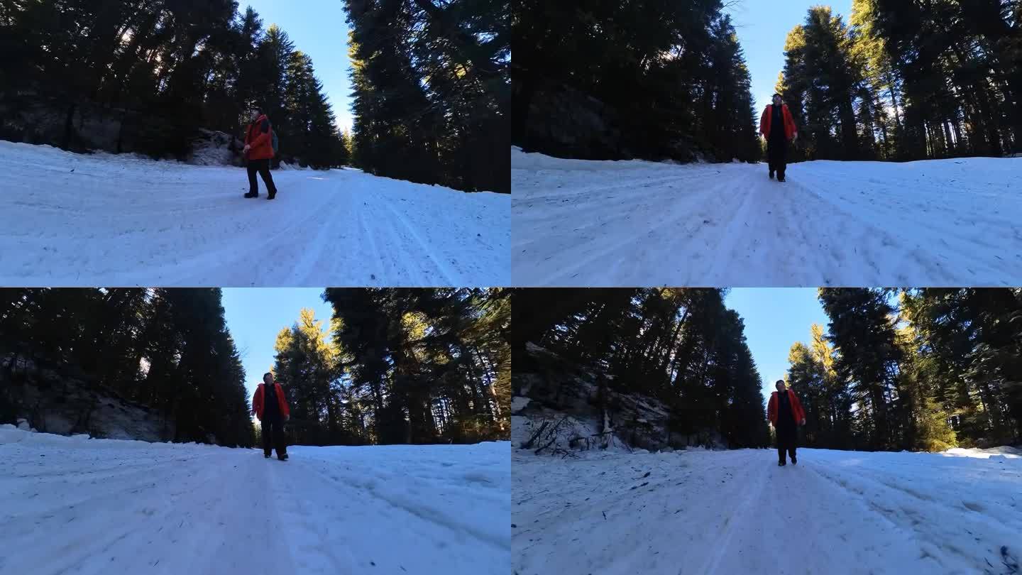 冬天，一个成年人走在雪山森林里。