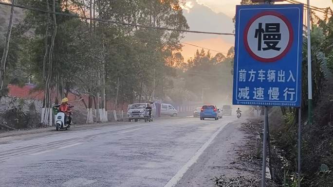 傍晚天空夜色公路 落日红霞行驶车辆