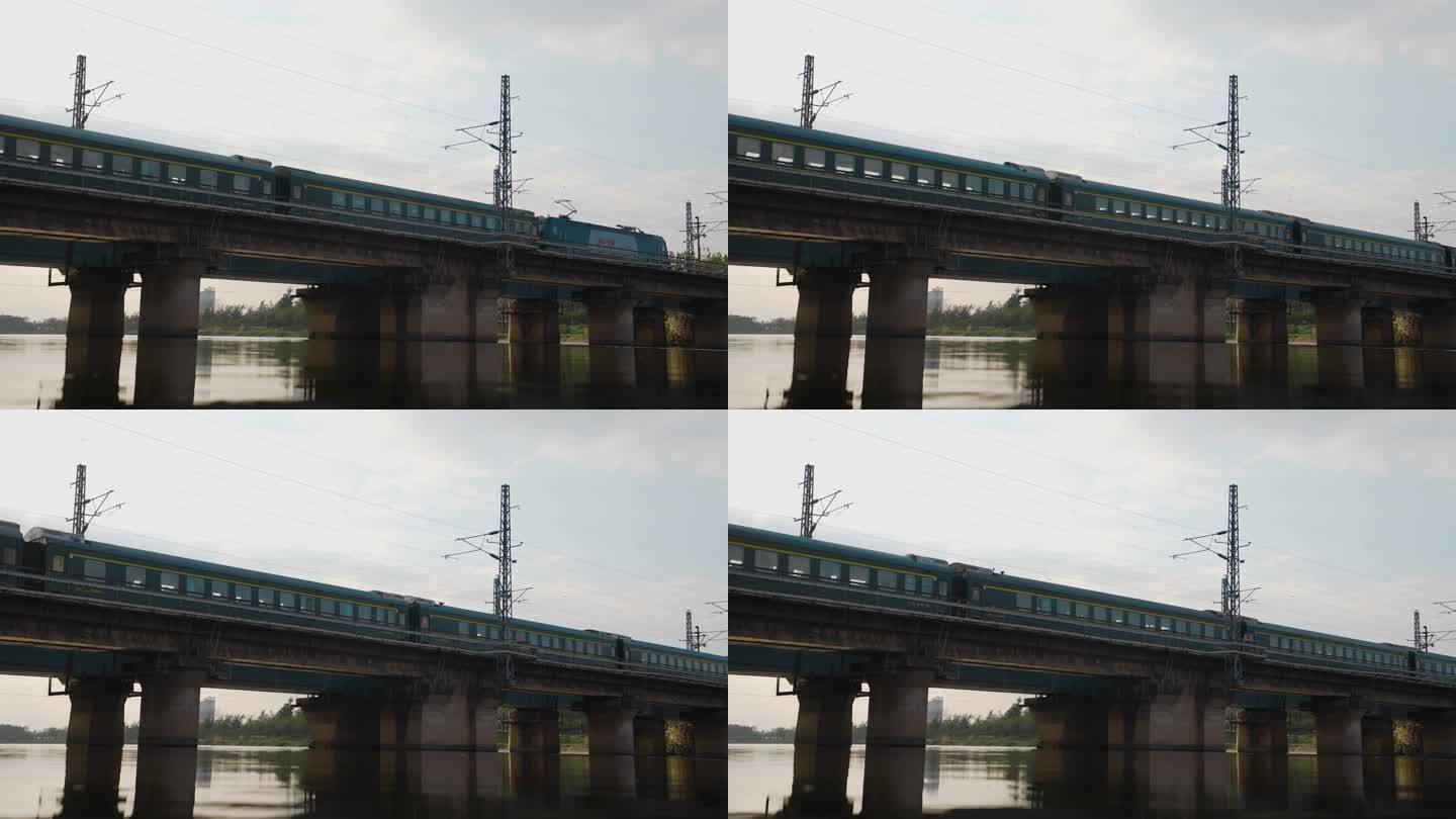 铁路绿皮火车过桥
