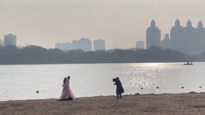 河流波光粼粼拍婚纱照的人