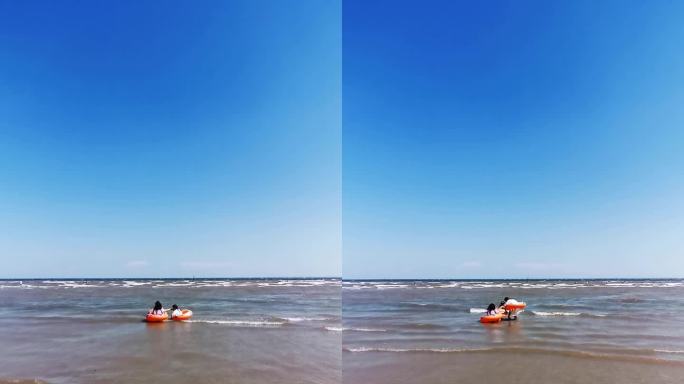 三个小朋友在海边玩耍