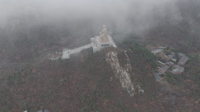 航拍冬季雨天云雾山东荣成石岛赤山明神座像