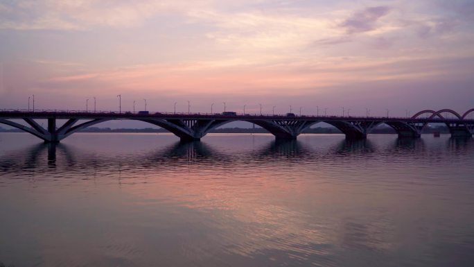 夕阳江水和划船的人